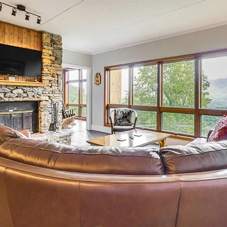 Hike, Swim And Explore Mtn-View Condo In Gatlinburg